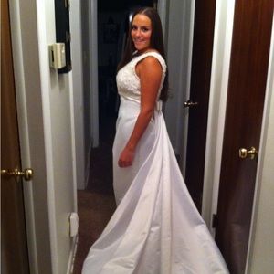 Wedding Dress. Size 14. Beading on top half, a-line straight, detachable train